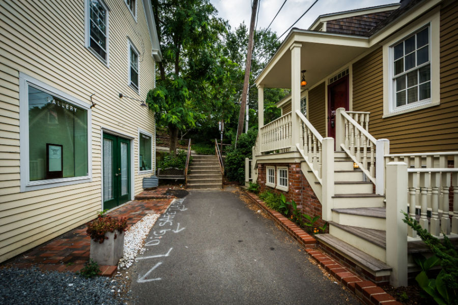 Alleyway between two homes in the northeast.